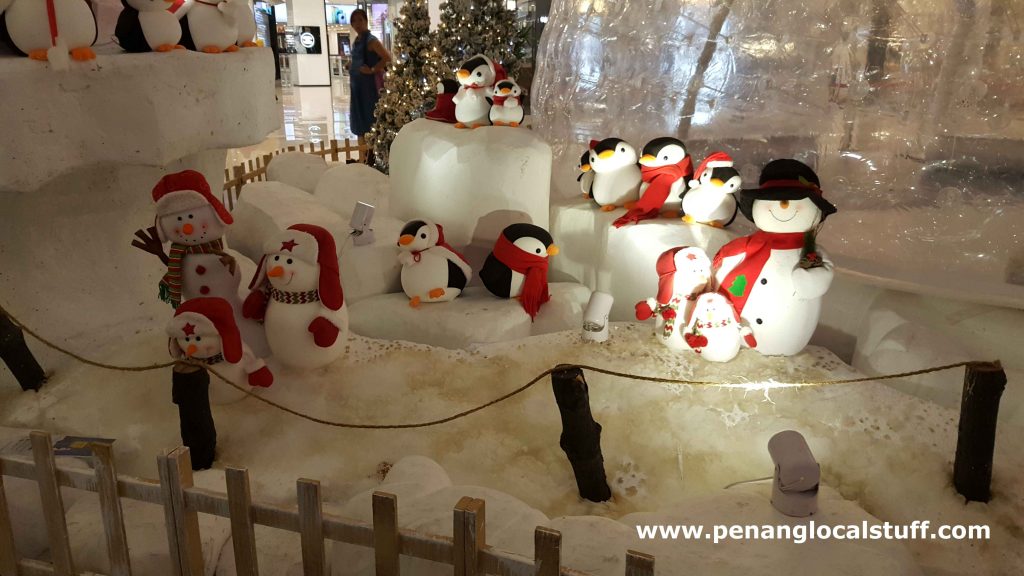Snowmen And Penguins At Queensbay Mall
